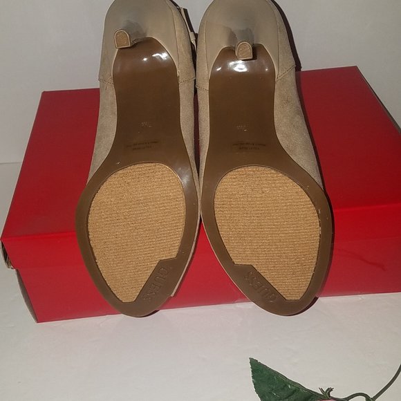 60% OFF ~ NEW ~ Guess Dakayla Suede Open Toe Bootie Beige In Box 7 M MSRP: $135 - Picture 4 of 8